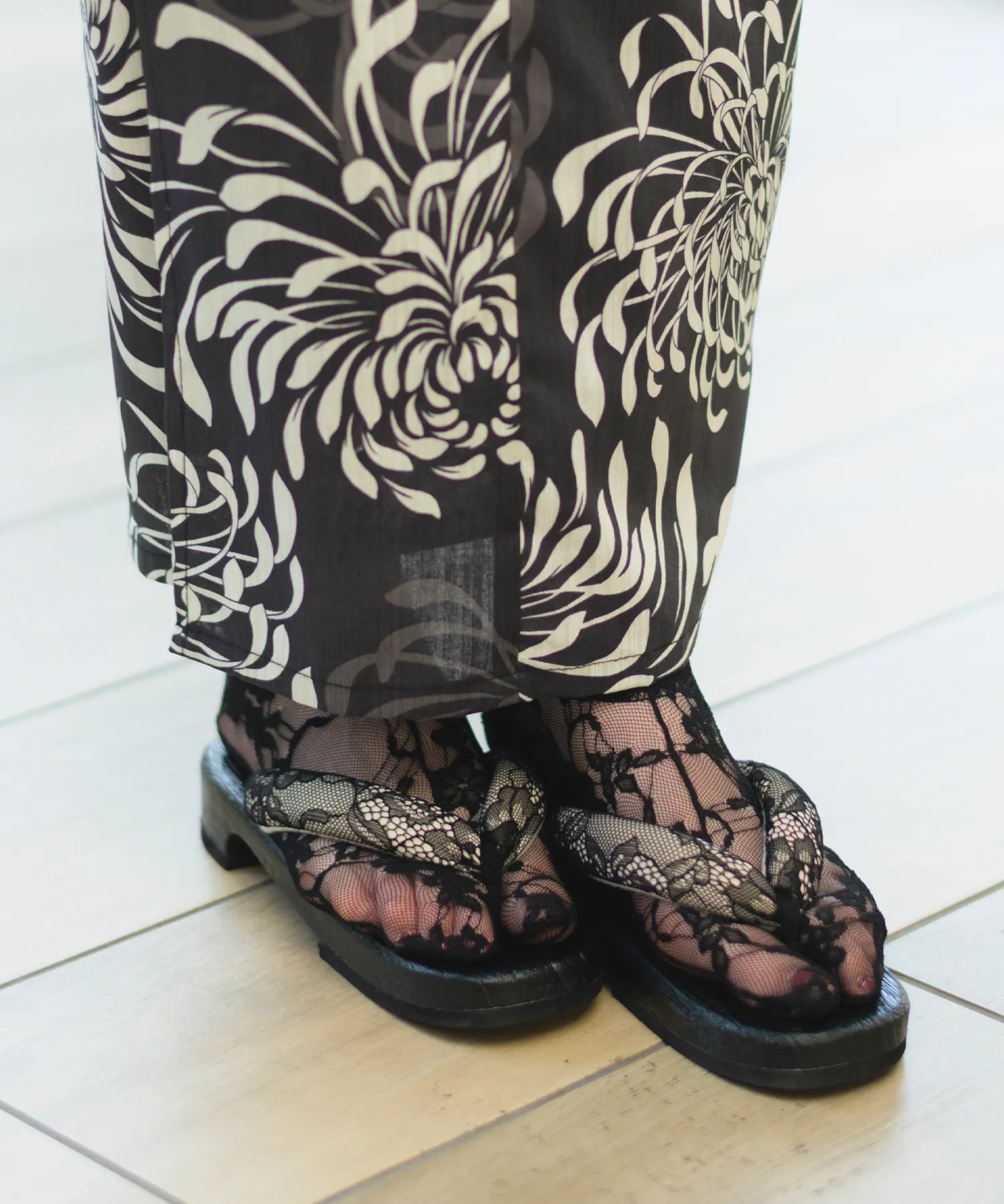 夏宵浴衣 月影の菊詩 下駄付き5点セット(浴衣・兵児帯・腰紐×2・下駄)